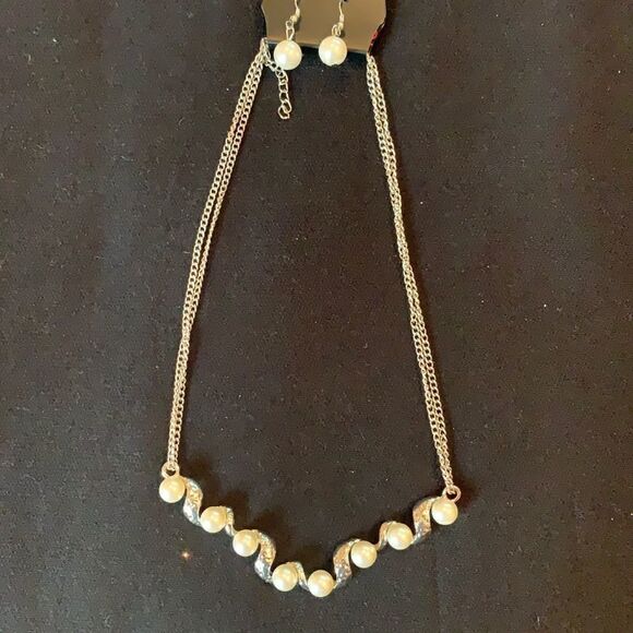 Pearl and Rhinestone Necklace with Pierced Earrings Costume Jewelry Silvertone - Picture 5 of 8